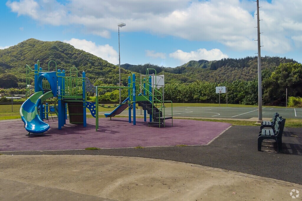 Hau‘ula Elementary School offers a Hawaiian Language Immersion Program, providing instruction in Hawaiian from kindergarten through sixth grade.