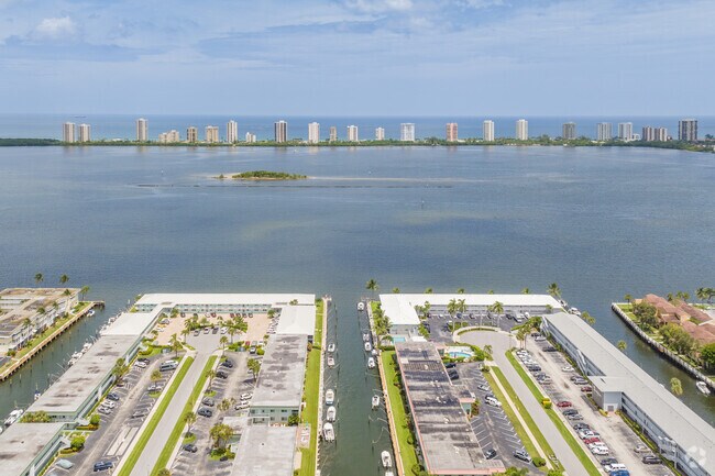 Lake Park, Florida is within 5 miles from the shore lines of West Palm Beach.