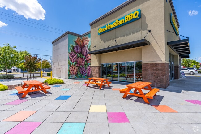 Ono Hawaiian BBQ and other chain restaurants are located on Florin Rd. in Parkway.