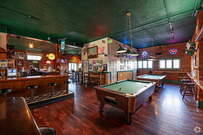 The Spar Tavern, a longtime Old Town favorite, hosts casual lunches near the bay.