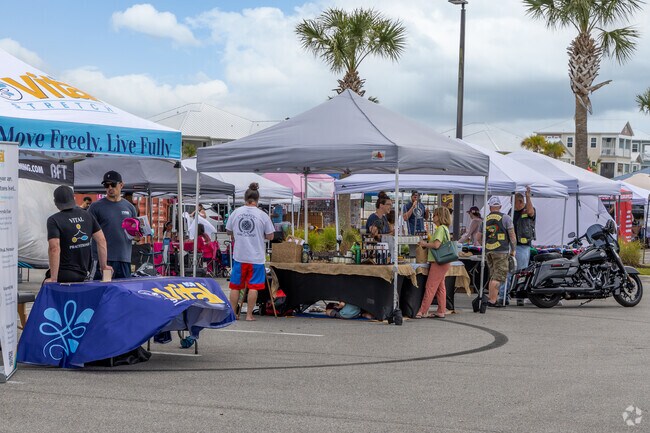 Find local goods at the pop up markets in and around Cimarróne.