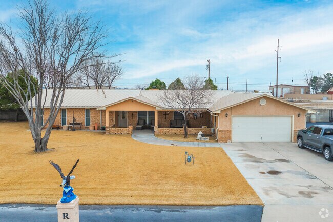 Lovington's midcentury ranch-style homes sit close together along flat, gridded streets.