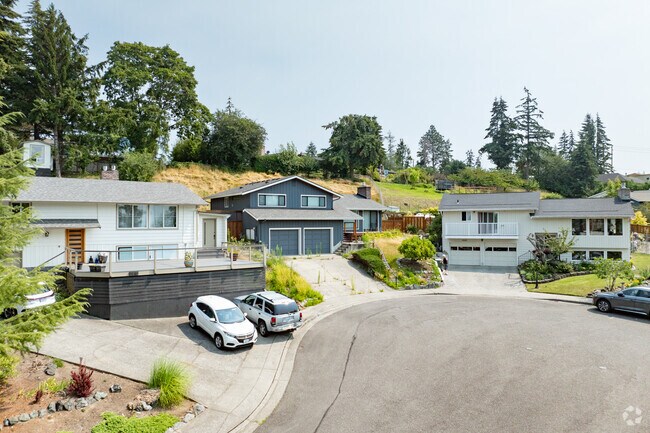 Traditional homes are common dwellings in Alabama Hill.