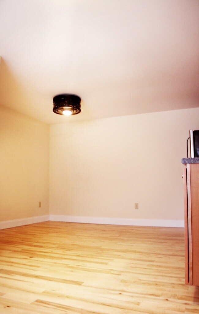 155 Maple St unit 1, Burlington, VT 05401 - photo 2