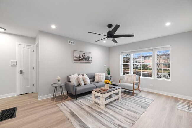 1001 W Howard St unit ID1032507P, Evanston, IL 60202 - photo 2