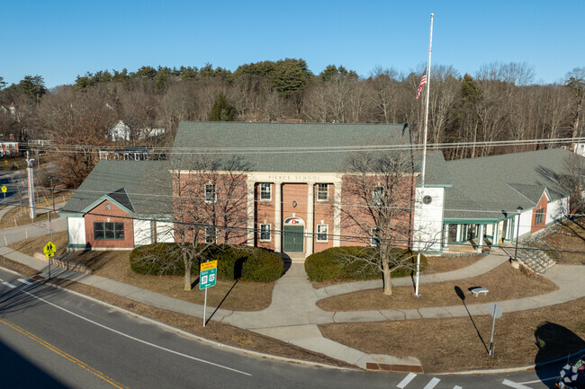 Pierce Elementary School is a public school in Manchester.