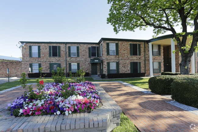The Atrium At 5606, Houston, TX 77081 - photo 2