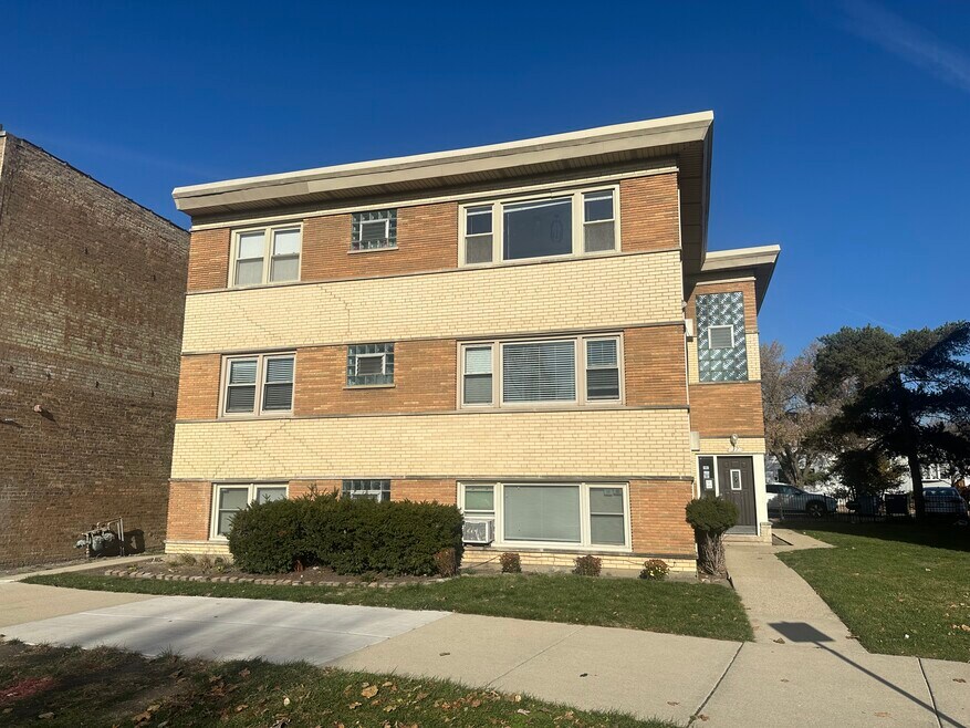 37 W Conti Pkwy unit 1, Elmwood Park, IL 60707 - photo 1