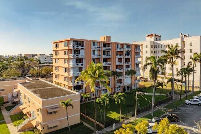 Condo in Bryant Park, conveniently located near the park and overlooking the intercostal.