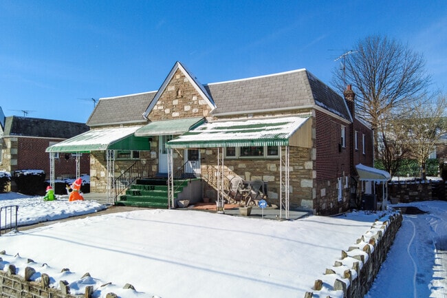 Many of the Twin Ranch homes in Rhawnhurst have awnings and patios.