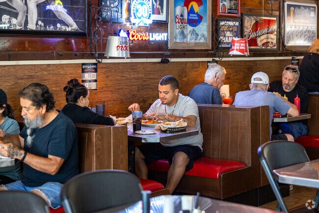 Beer Barrel is a popular bar near Lakeview.