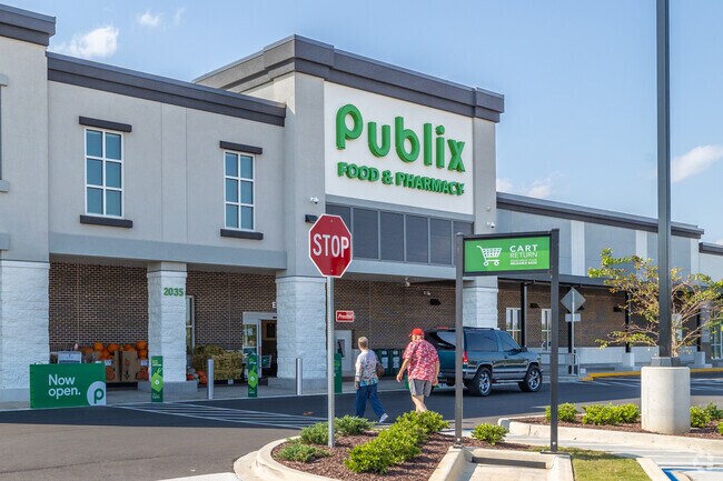 Garland residents can shop at the brand new Publix to restock their pantries.