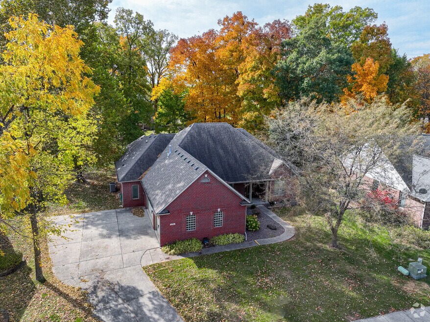 5276 Oakbrook Dr, Plainfield, IN 46168 - photo 2