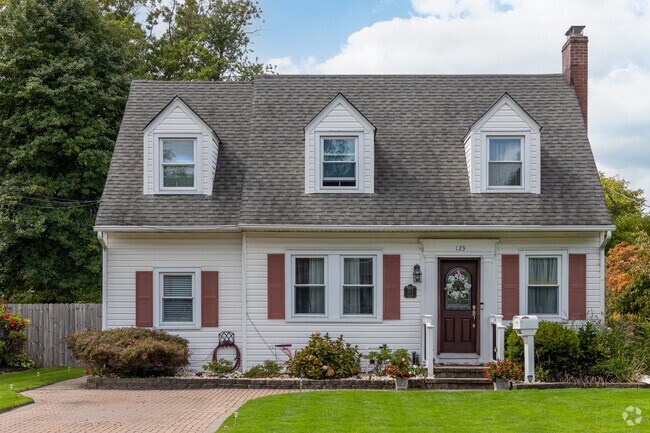 Quaint cottages with manicured lawns dot the streets of White Horse.