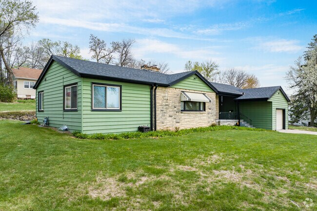 Benson Gardens features classic mid-century ranch-style architecture.