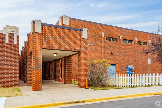 Lincoln Elementary School provides education in the neighborhood of Southeast Norman.