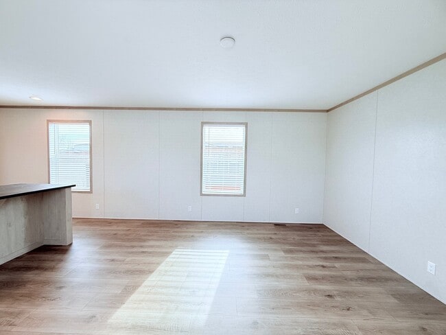 52758 S Yorktown Ct, New Baltimore, MI 48051 - photo 3