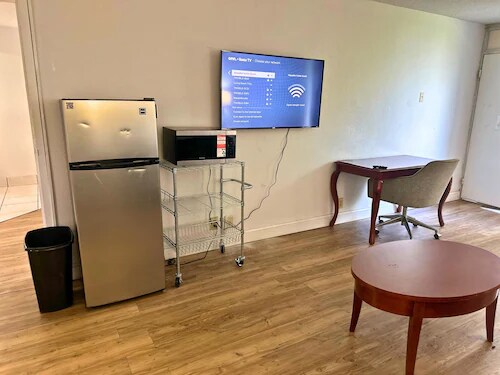 4645 N Socrum Loop Rd unit King Jacuzzi Suite, Lakeland, FL 33809 - photo 5