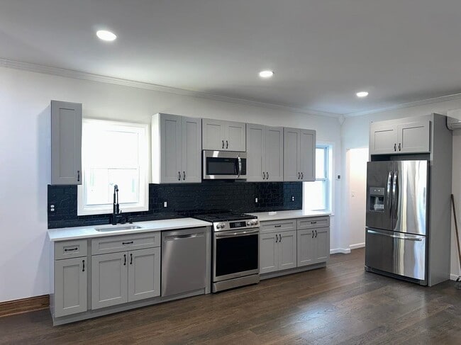 220 Lafayette Ave unit B, Lyndhurst, NJ 07071 - photo 4