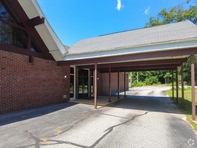 Lisbon Falls Christian Academy has a student to teacher ratio of 4.