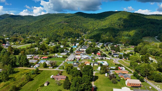NH_RoanMountain_556672_V1_JH_P2_101424