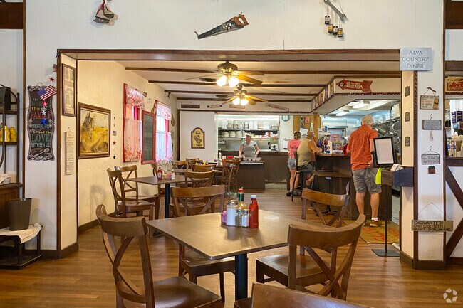 Alva Diner has a rustic atmosphere and excellent typical american cuisine.