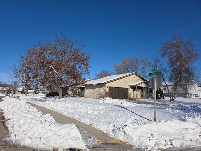 722 Goldfinch Ln, Sheboygan, WI 53083 - photo 4