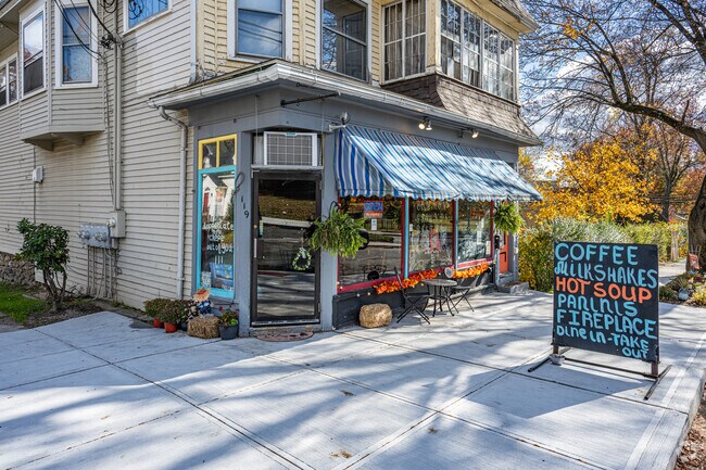 A small menu and warm vibe fit Bunker Hill’s relaxed rhythm at Common Grounds Bistro.