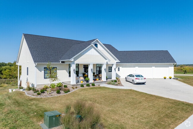 Sprawling contemporary ranches dot northern Bluffwood.