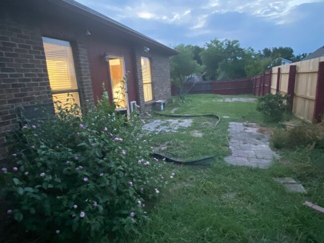 1007 Dandelion Dr, Mesquite, TX 75149 - photo 2