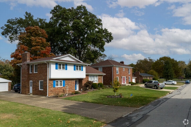 A row of homes with wide streets located in the Haysfield Dundee vicinity.