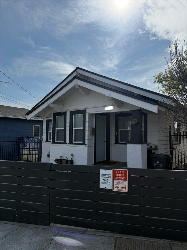 4841 Congress Ave, Oakland, CA 94601