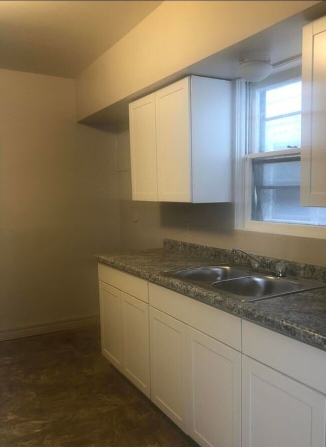 comes with fridge and stove no shown in pic