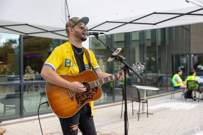 Come listen to live music and the Weymouth Farmers Market in Weymouth Landing.