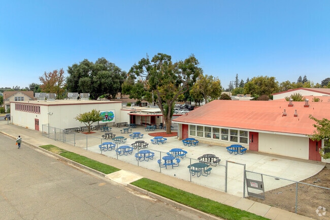 Sycamore Middle School has plenty of space for outdoor picnic lunches.