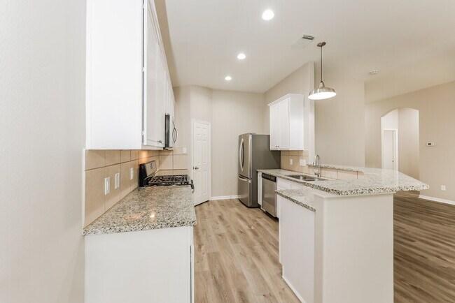 31703 Forest Oak Park Ct, Conroe, TX 77385 - photo 7