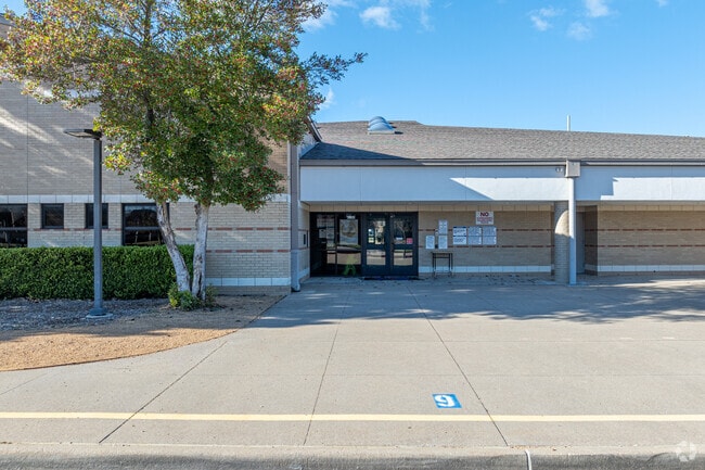 The student population of Glen Oaks Elementary is 493 students.