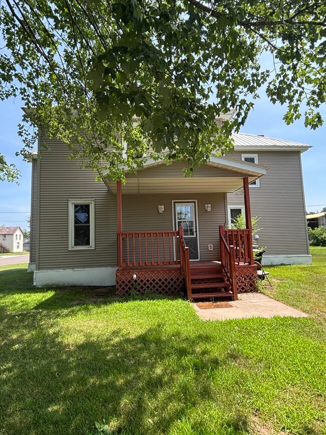 303 Cobban St unit Furnished lower 2 bd, Chippewa Falls, WI 54729 - photo 2