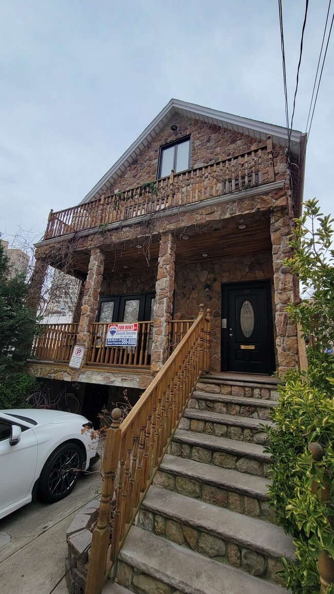 19 70th St Unit 2, Guttenberg, NJ 07093