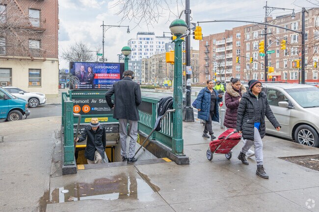 The B and D trains stop at the Tremont Avenue station in Mount Hope.
