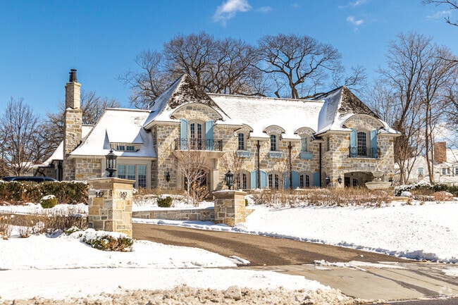 Large custom homes are prevelant in Union Park along the Mississipi River.