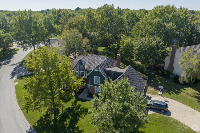Large homes and generous lot sizes are abundant in Chapel Ridge, Lee's Summit, MO.