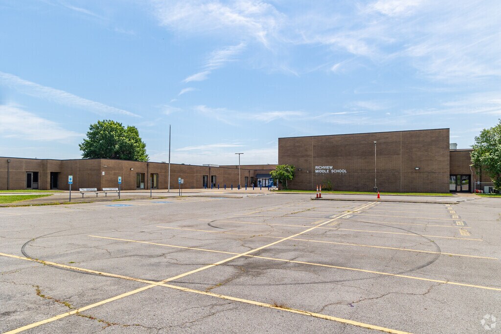 Richview Middle School offers education to students in grades 6 - 8 in Clarksville.