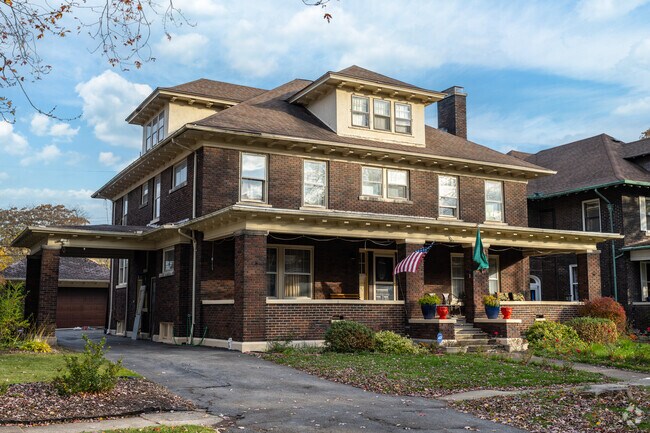 Living in East Side gives you many beautiful housing options.