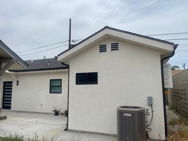 10863 Nettleton St, Los Angeles, CA 91352 - photo 2