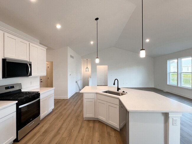 1719 5th St, Eldridge, IA 52748 - photo 4