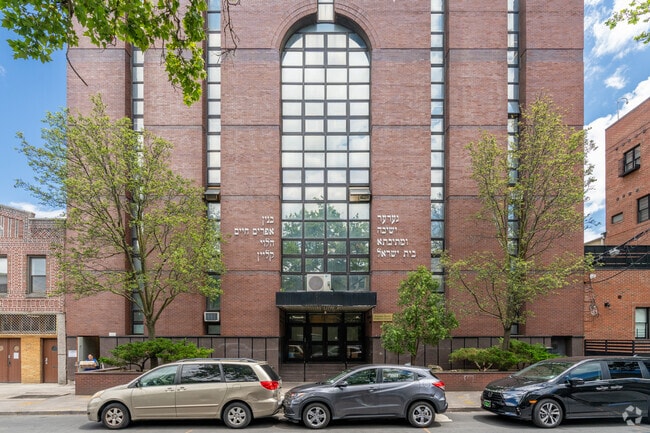 Gerer Mesivta Bais Yisroel offers schooling for grades 9 through 12.