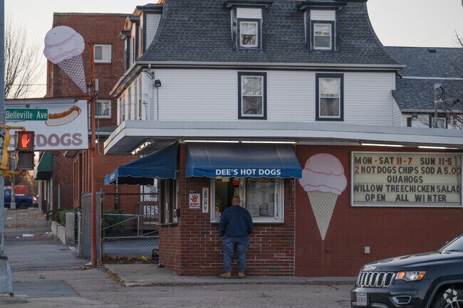 Dee's Hot Dogs is a popular lunch spot for Coury Heights residents.