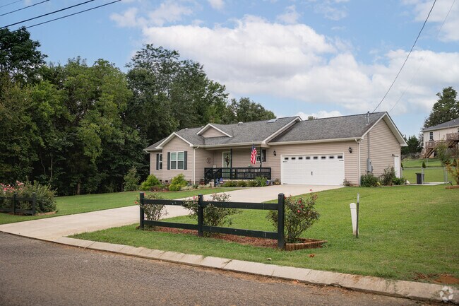 You'll find many well manicured lawns throughout Trenton.