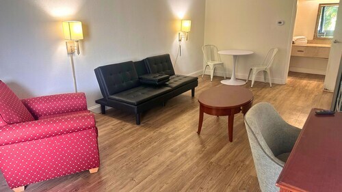 4645 N Socrum Loop Rd unit King Jacuzzi Suite, Lakeland, FL 33809 - photo 6